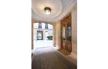 L1981W_aPorche vur cour